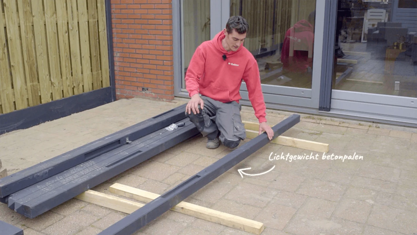 Betonpalen schutting plaatsen stap