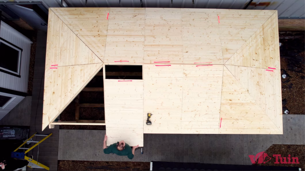 how-to-install-log-cabin-or-summerhouse-roof-guide-18