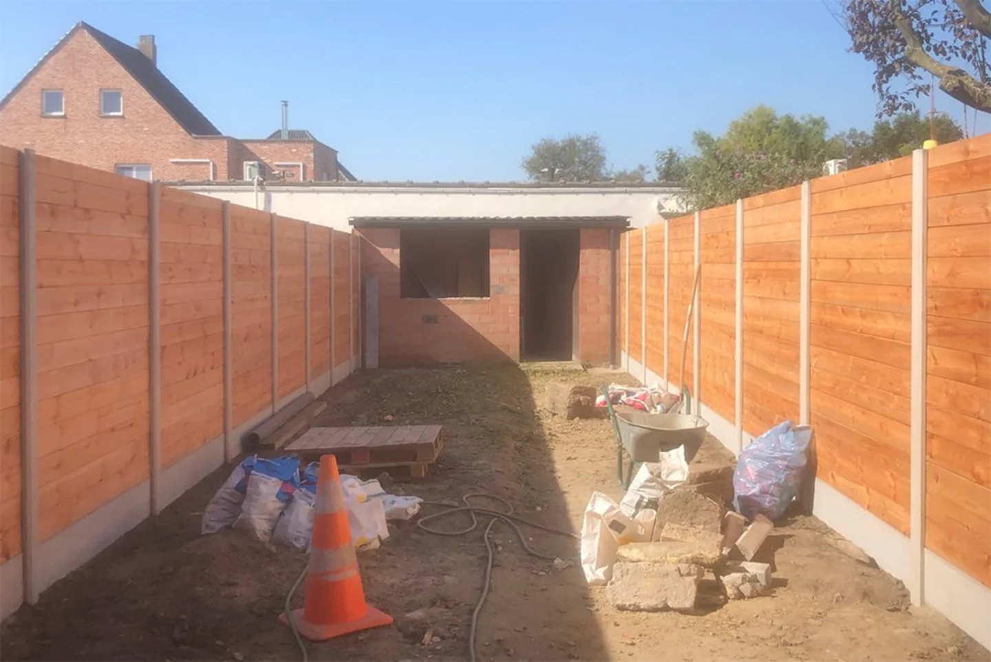 schutting met betonpalen