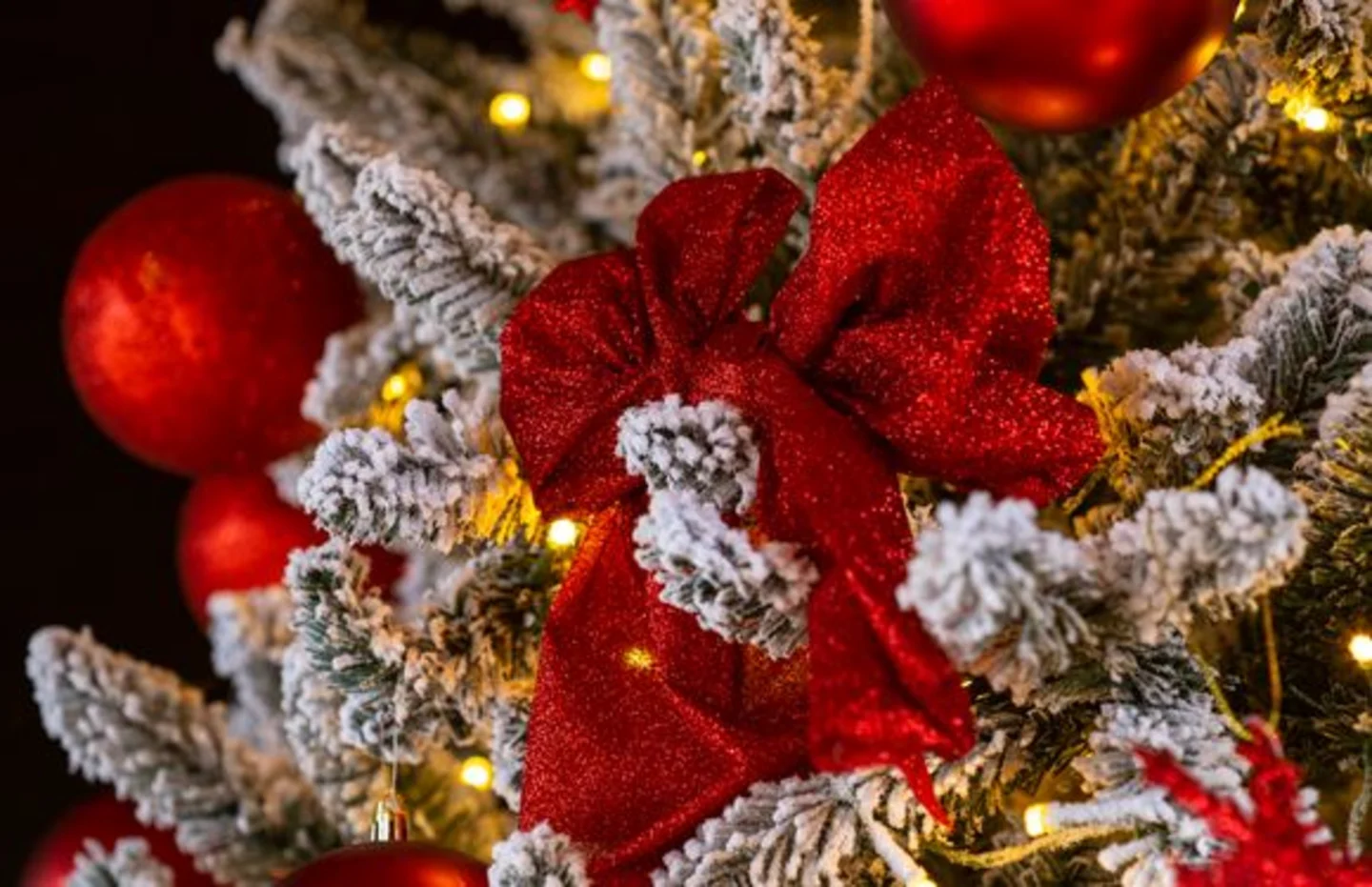 Witte kerstboom rode strik
