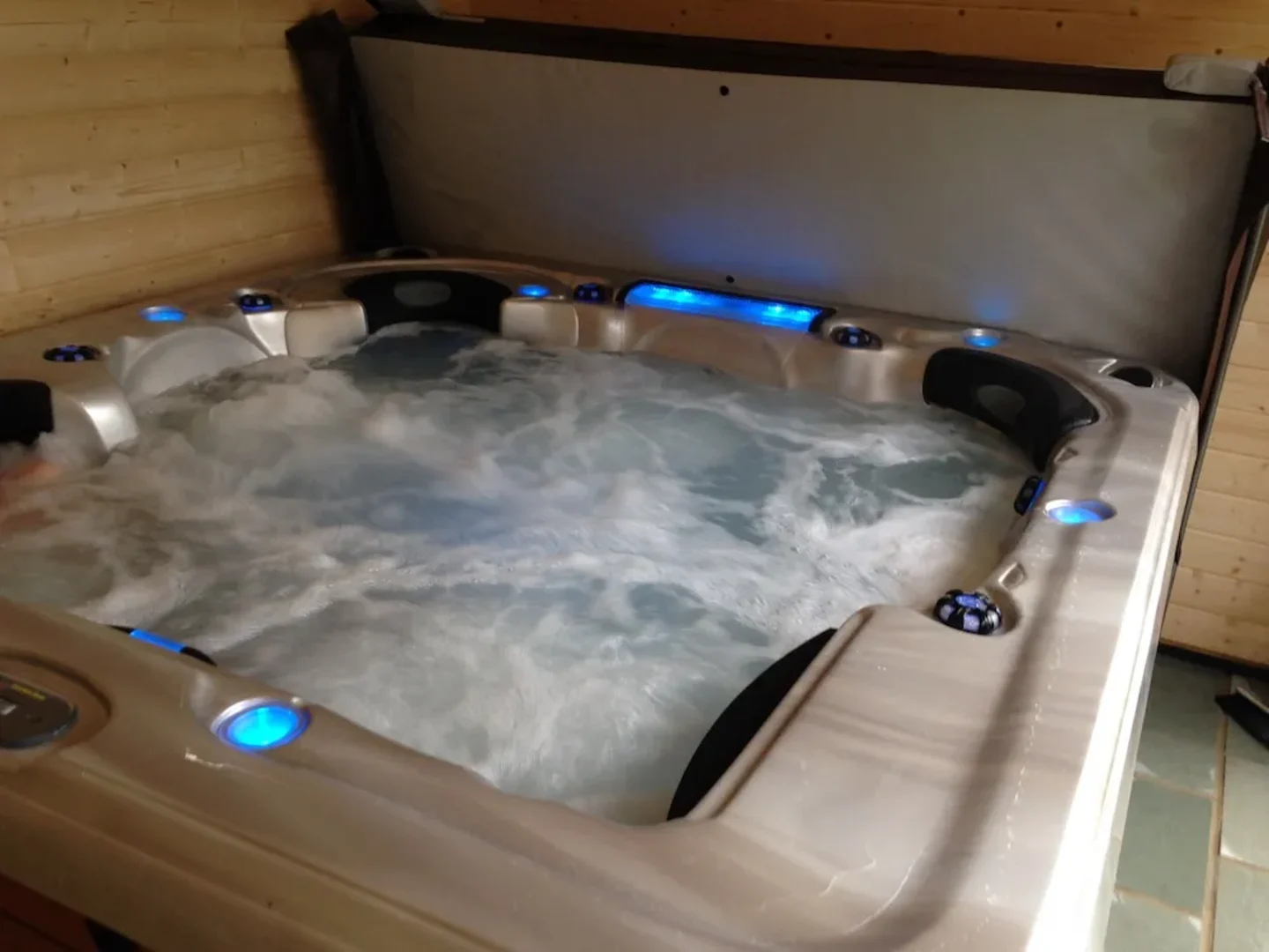 MegaModern-Hot-Tub