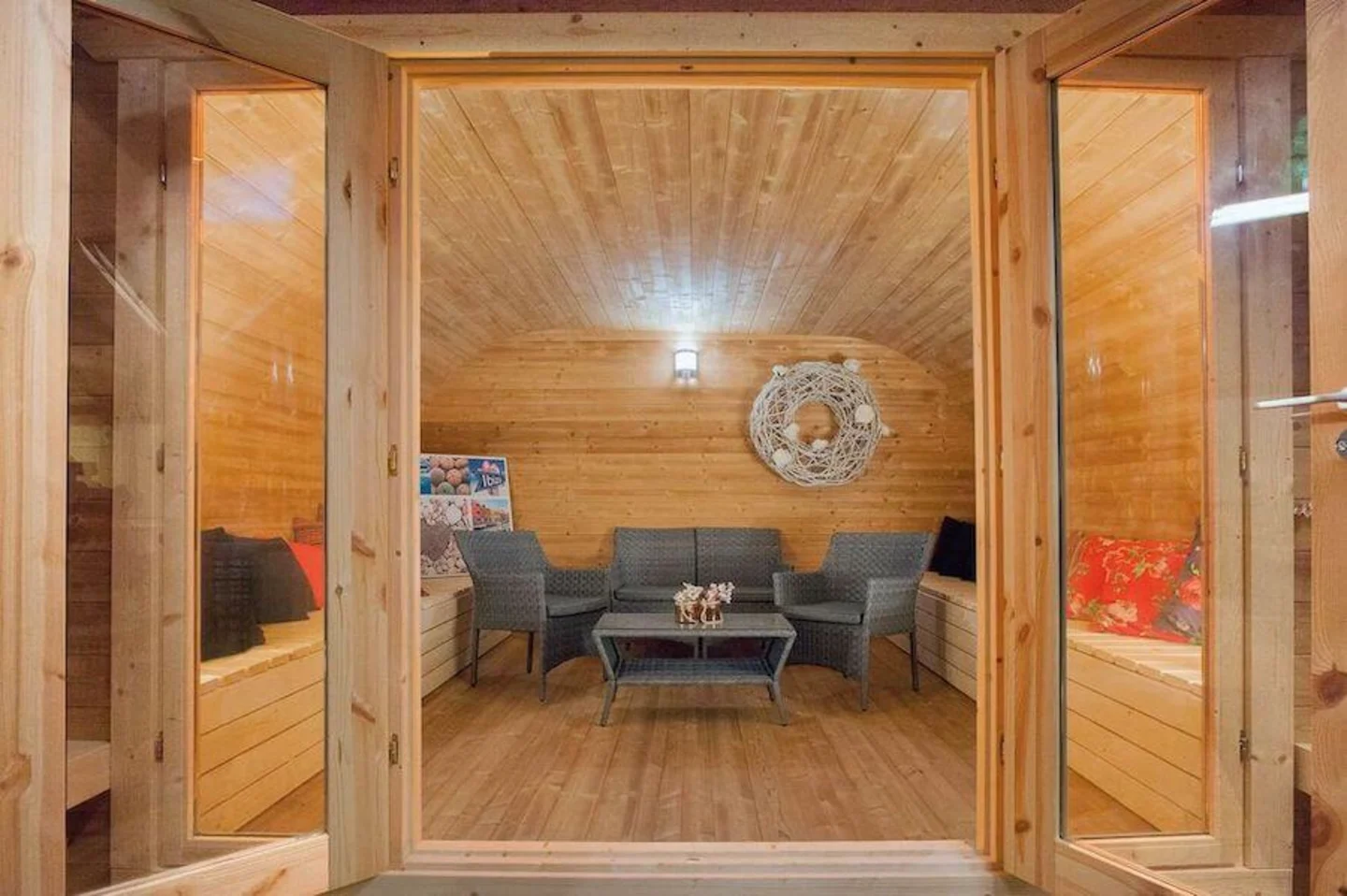 Binnenkant tuinhuis oval office thermowood