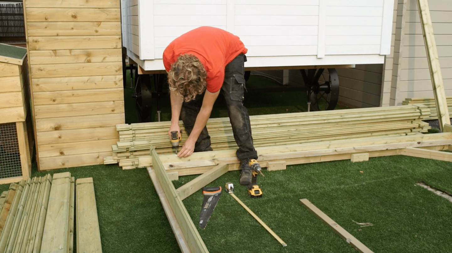 Funderingsbalken monteren voor blokhut fundering