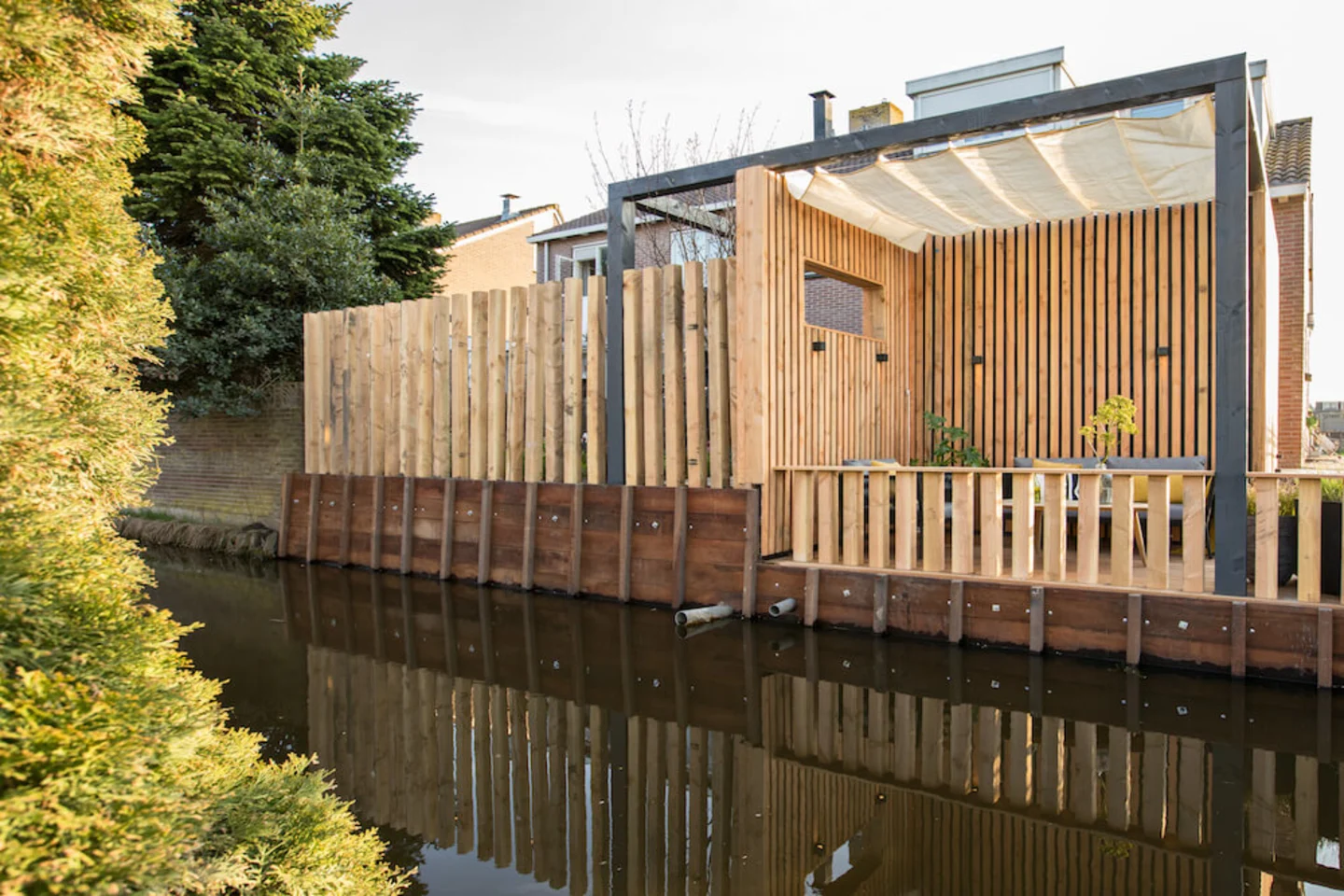 Beschoeiing moderne tuin