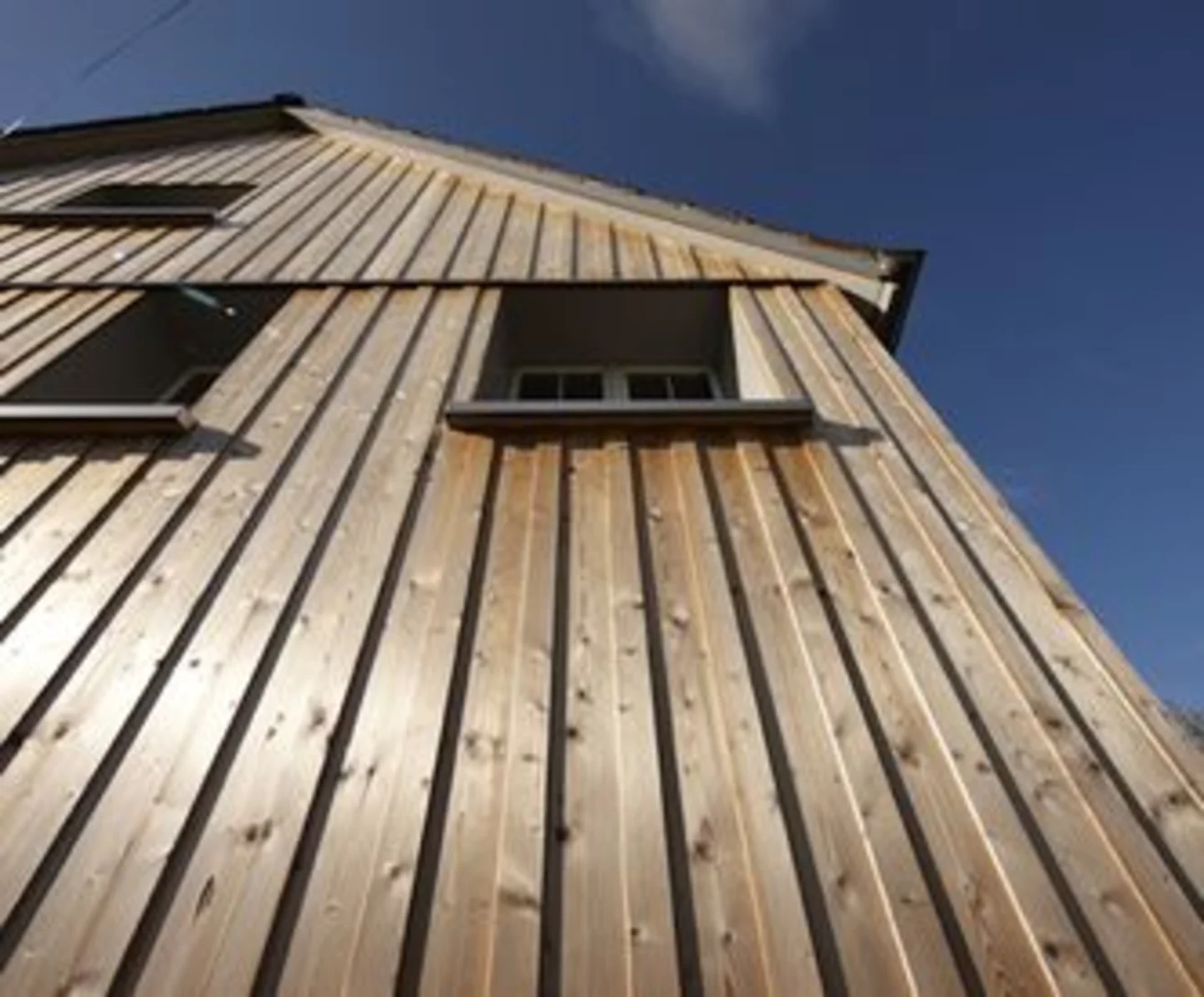 Gevelbekleding thermowood grenen boards and batten wand