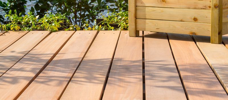 Terrasse en bois glissante : que faire ?