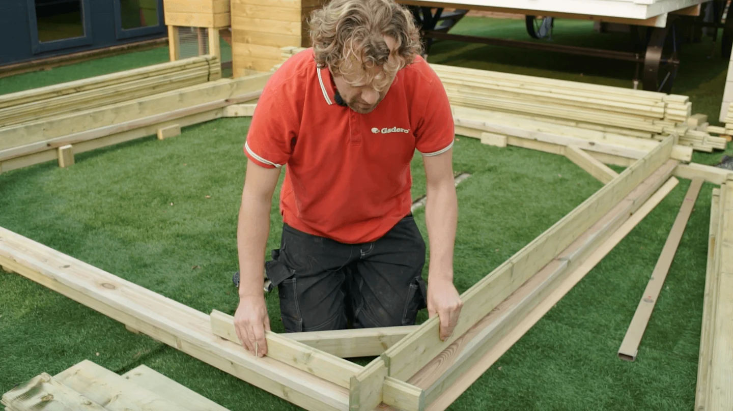 Funderingsbalken monteren voor blokhut fundering