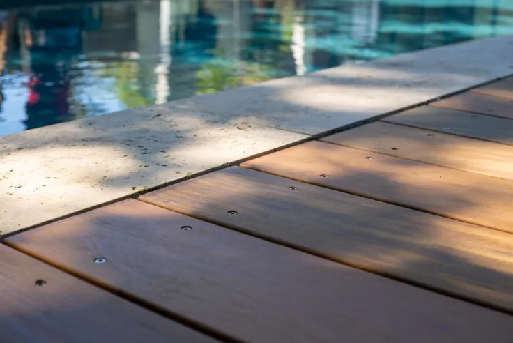 ipe vlonder hout terras naast zwembad 