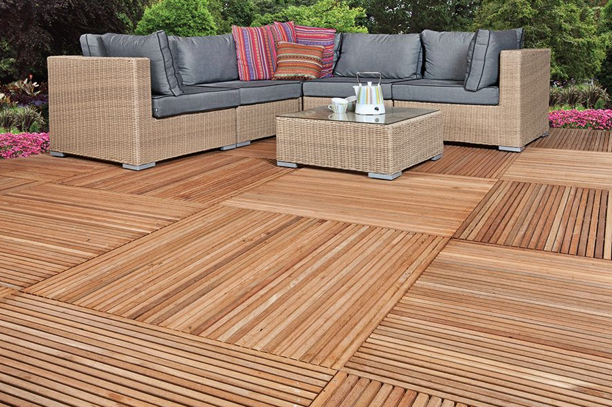 Houten terrastegels leggen