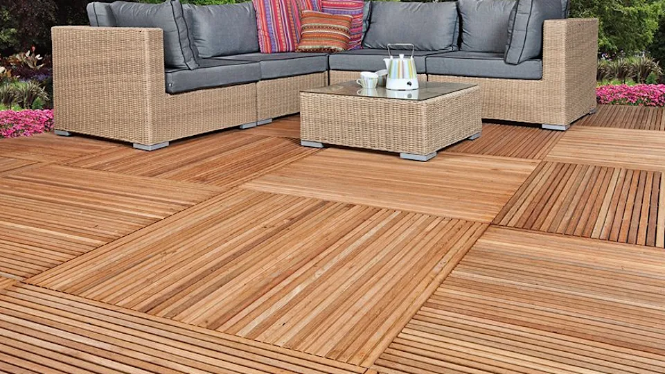 Houten terrastegels leggen