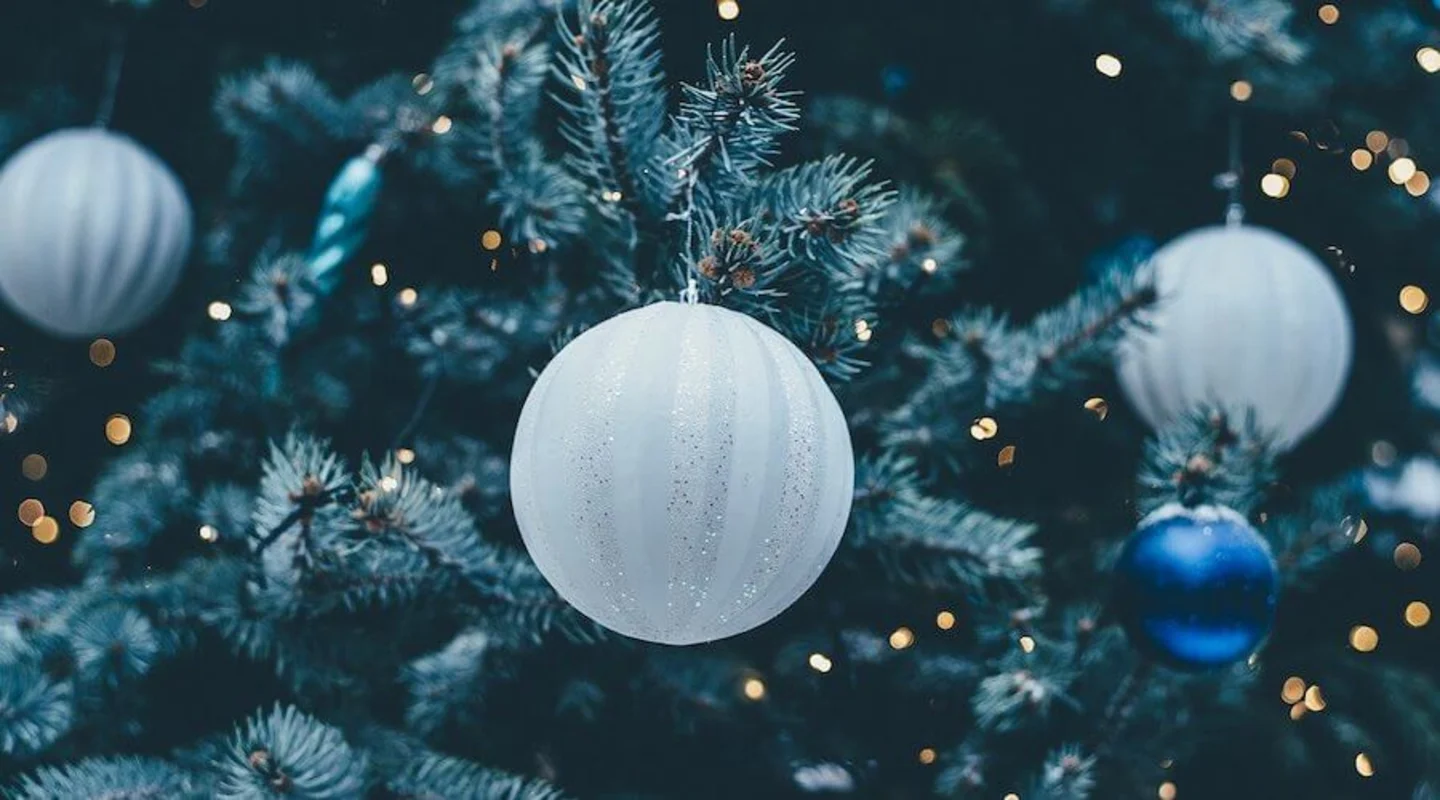 kerstboom versieren wit
