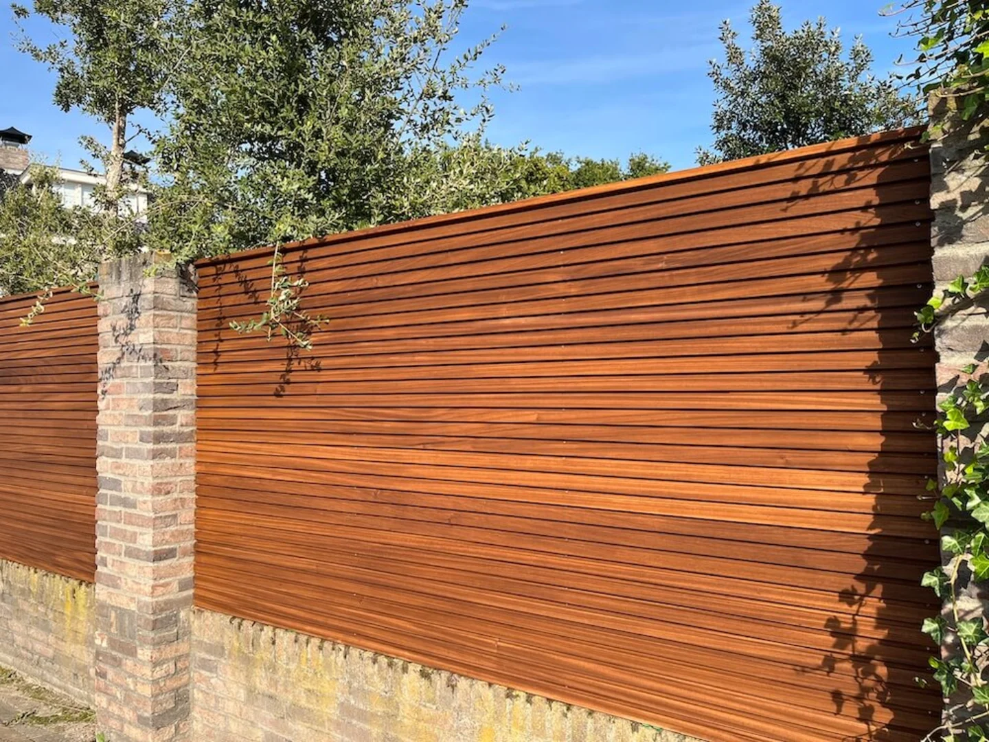 Schutting in de tuin van Rico Verhoeven