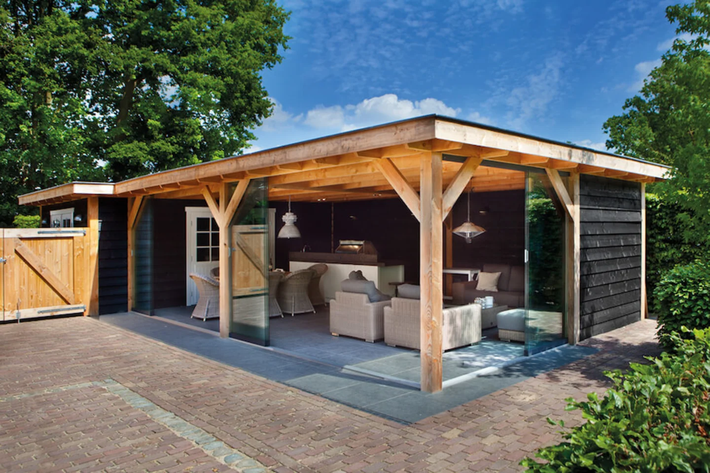 Houten overkapping met glazen schuifwanden