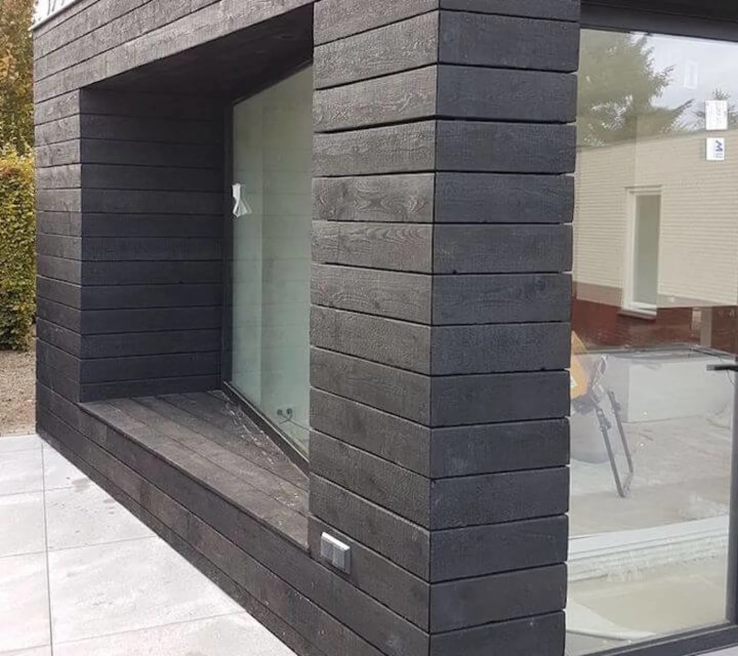 Buitengevel zwart gebrand hout
