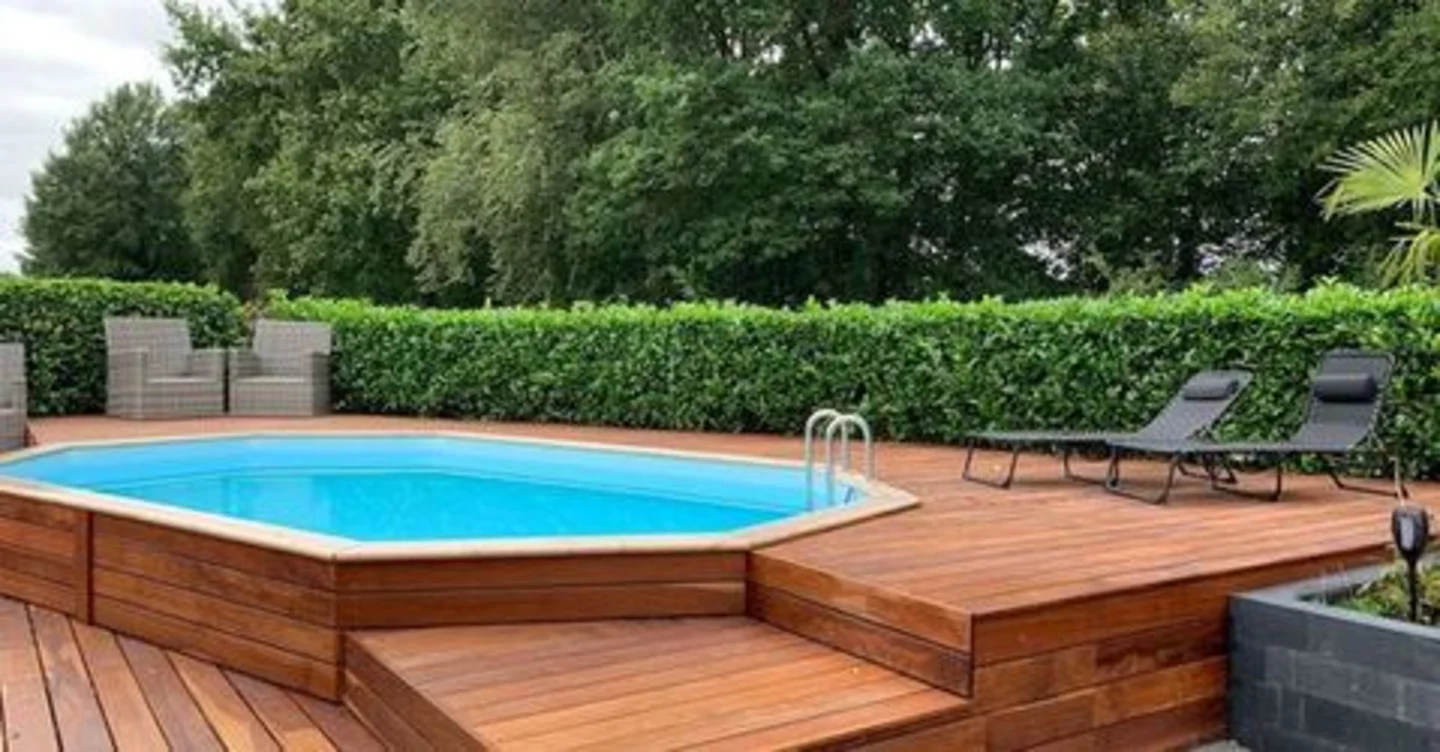 Piscine avec terrasse bois
