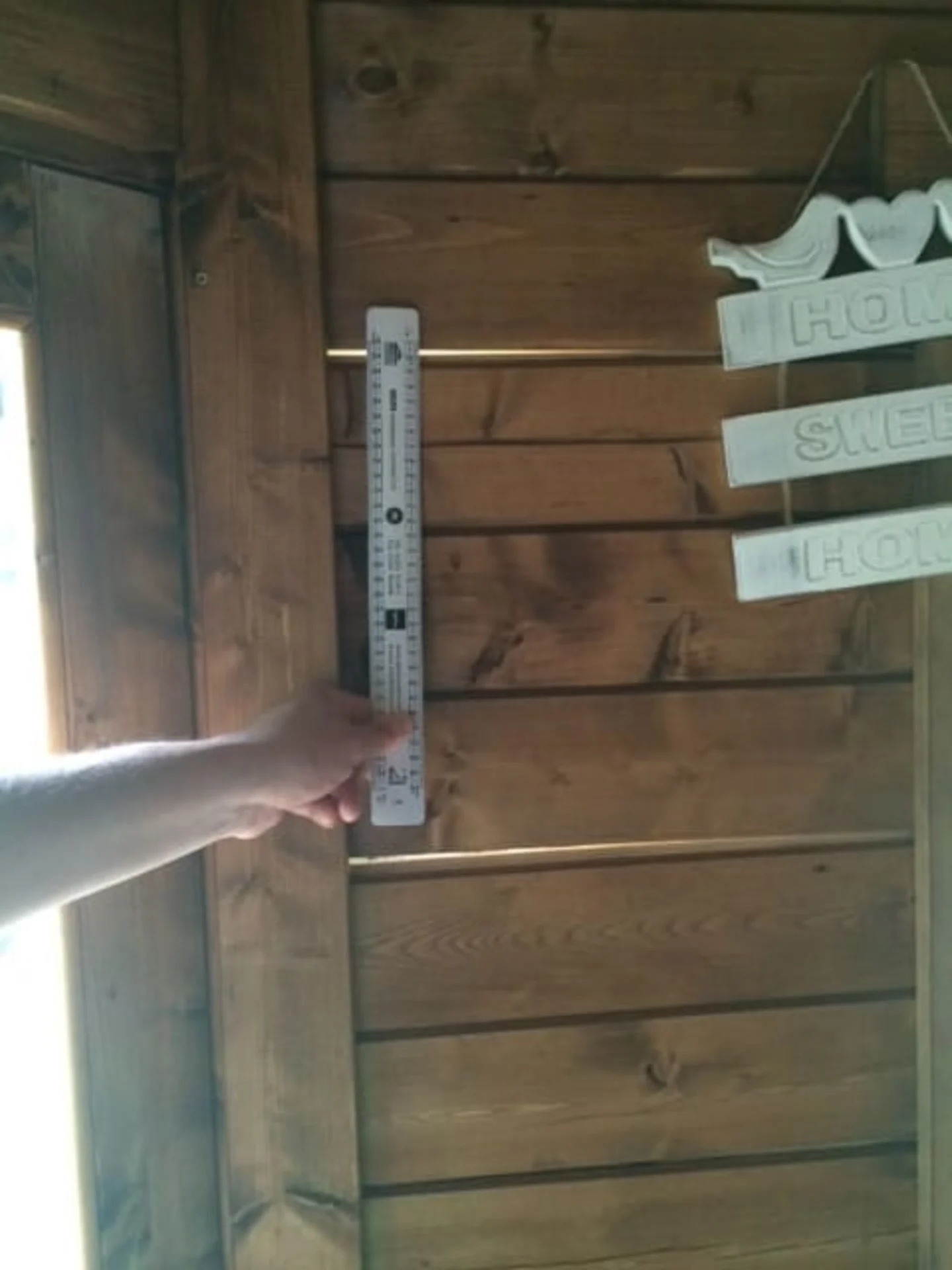 gaps-in-wall-logs
