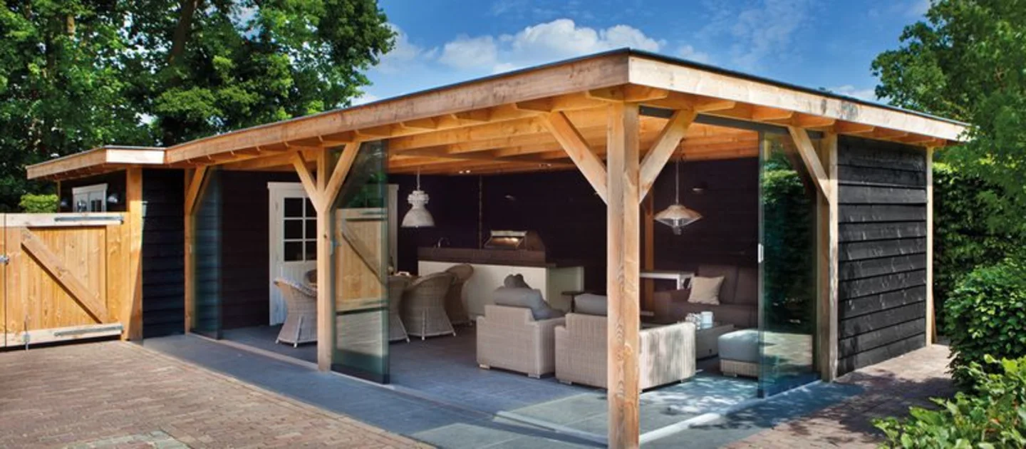 houten overkapping met glazen schuifwanden