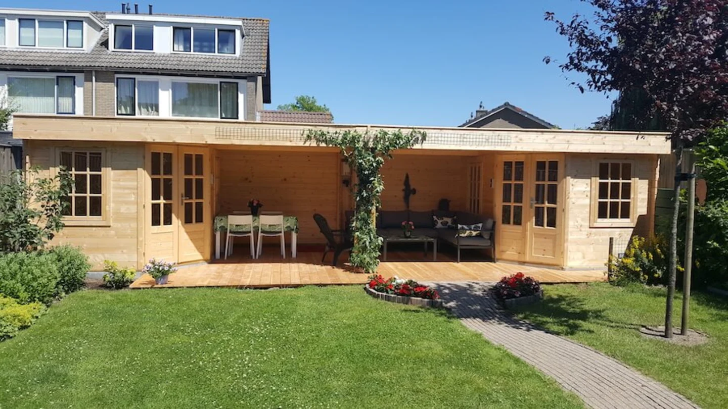 blokhut stig met overkapping
