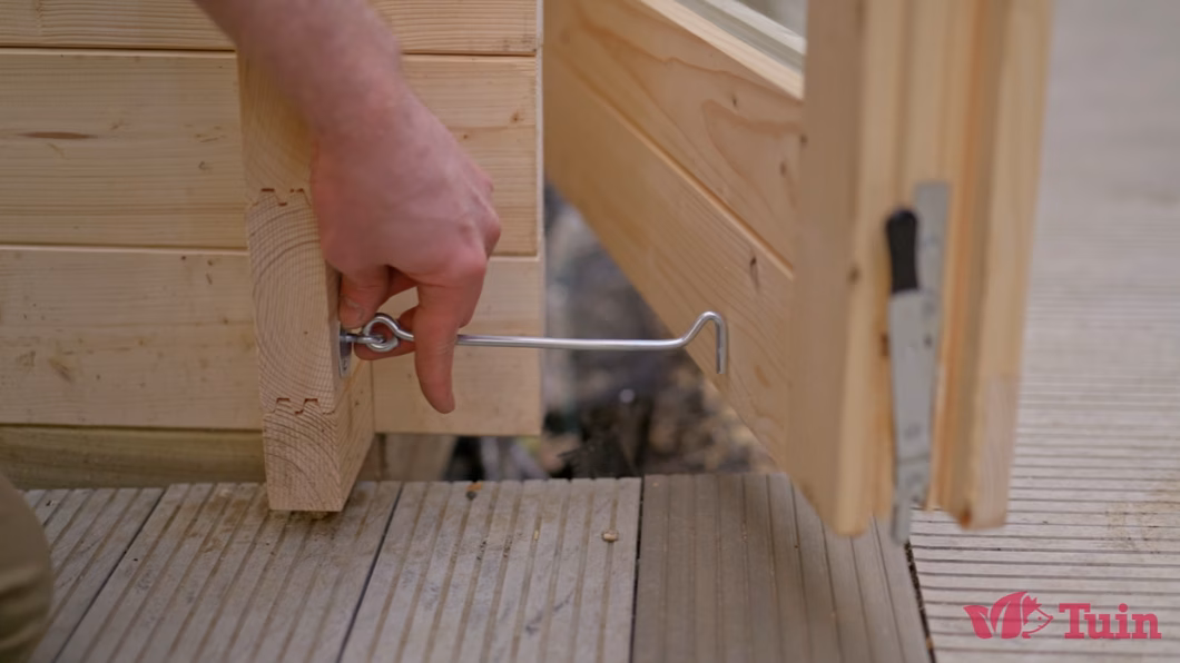 how-to-finish-log-cabin-or-summerhouse-installation-2