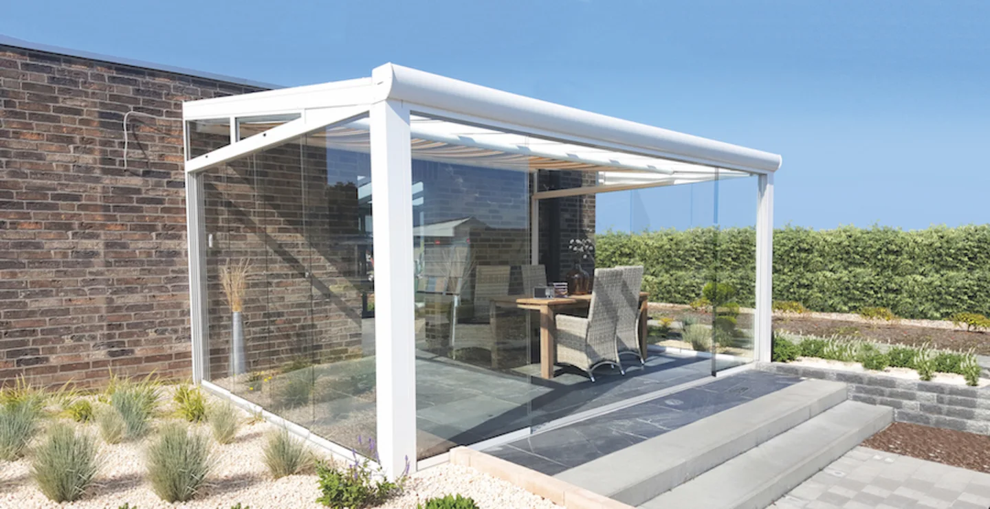 aluminium-tuinkamer-wit-glazen-schuifwanden