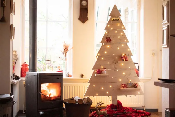 Blank houten kerstboom landelijk