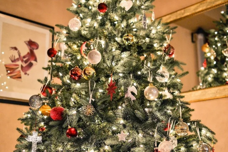 Kerstboom kunstboom versierd kerst