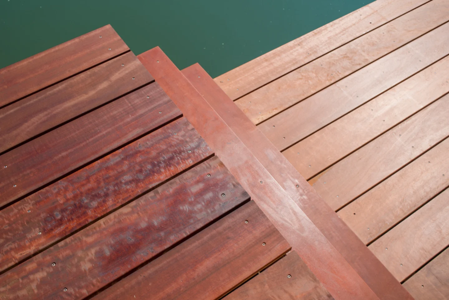 Glad-geschaafde-vlonderplank-met-schroeven