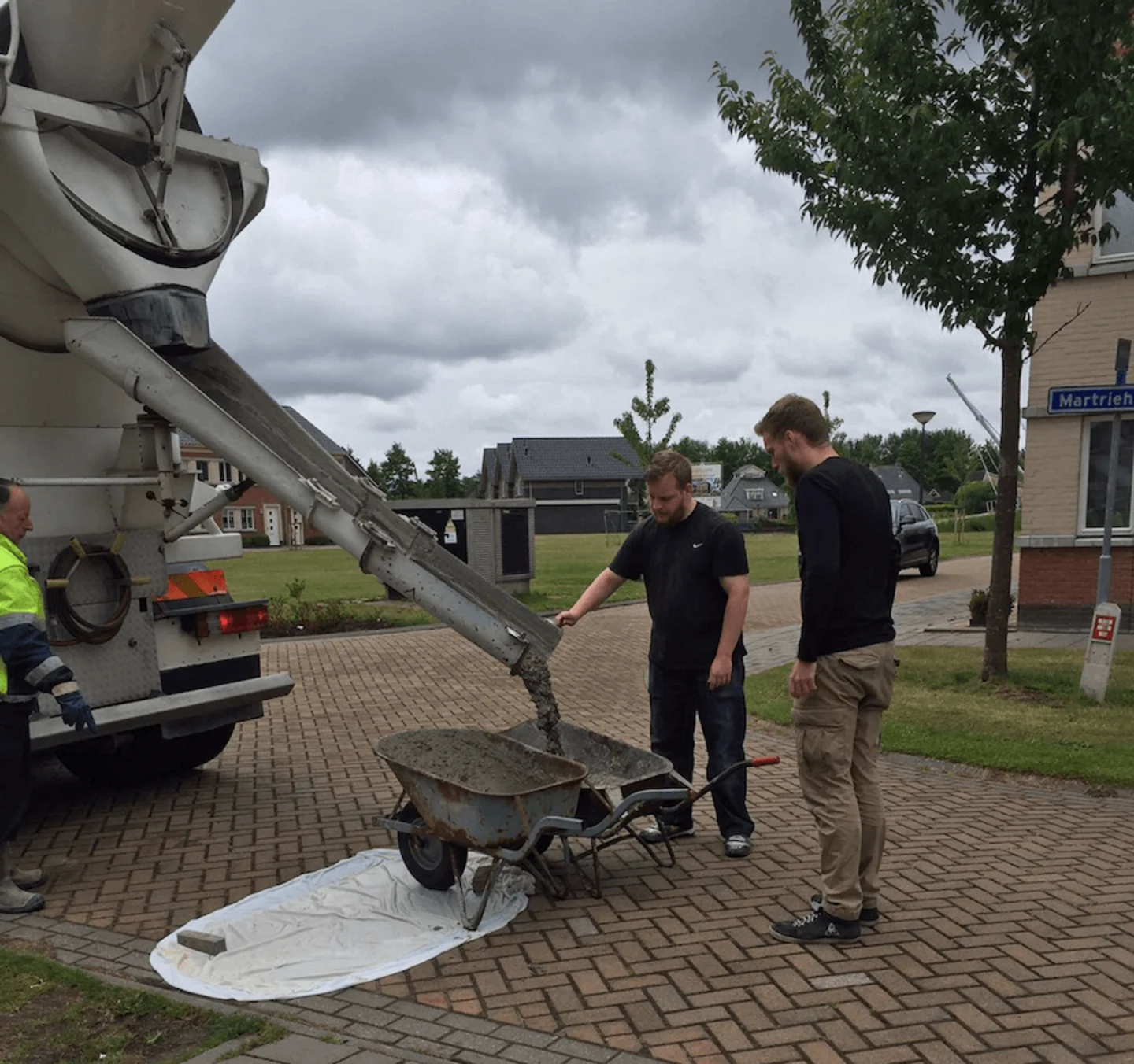beton met kruiwagen of slang
