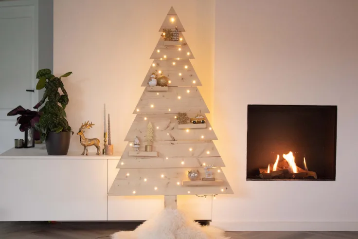 Blank houten kerstboom modern