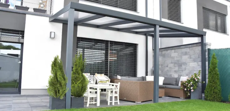 aluminium-veranda-legend-edition-gardendreams-met-helder-polycarbonaat