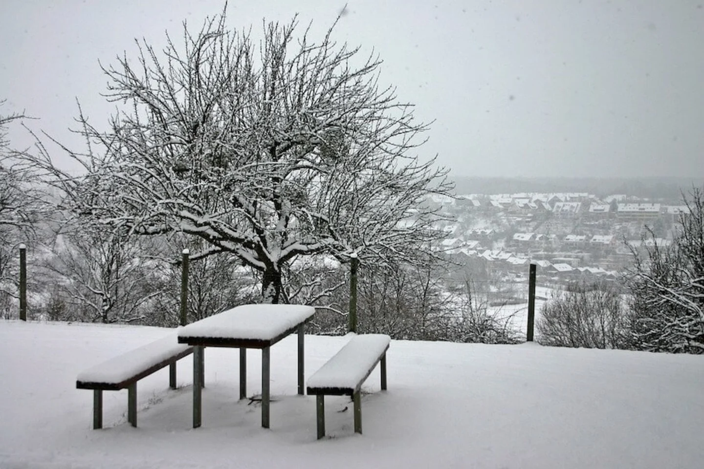 sneeuw op picnicktafel