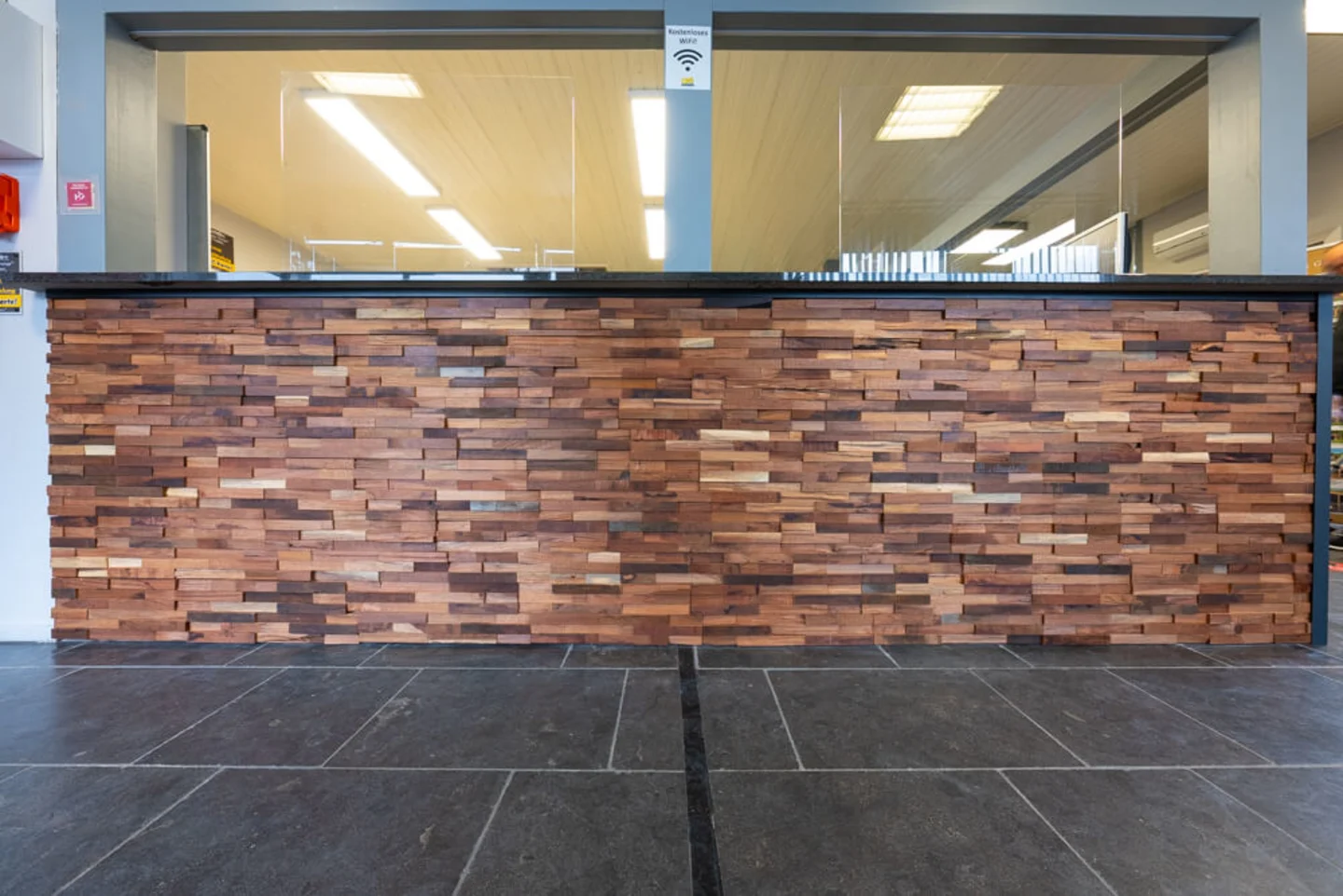 Teak Wandbekleding gemonteerd