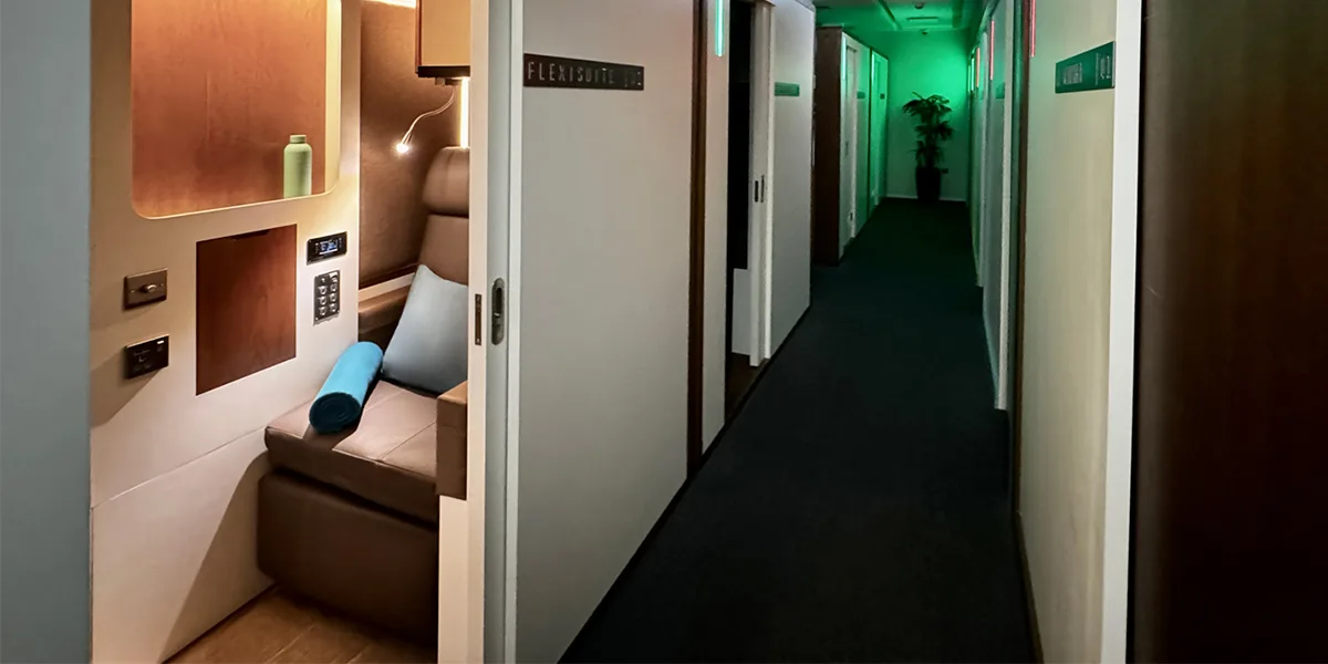 sleep 'n fly, Dubai Airport, Reception area, doorway to Flexisuite, plant