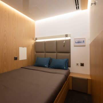 sleep 'n fly, Dubai airport, Double cabin, double room with art