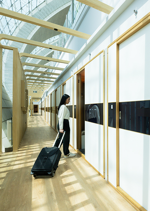 sleep 'n fly, Guest wheeling in case to airport lounge pod