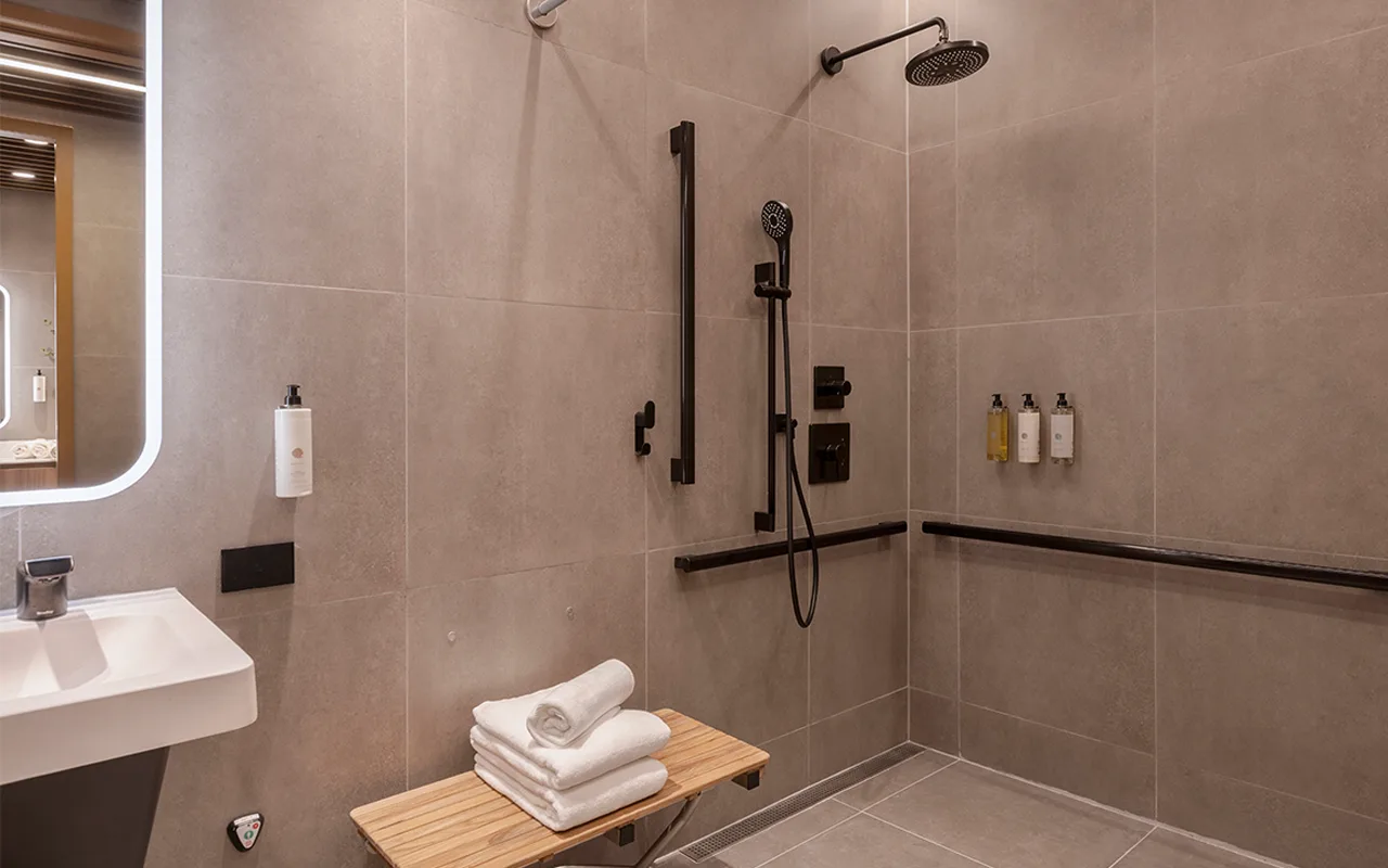 Sleepover LIM airport shower