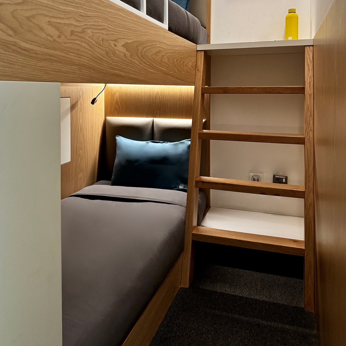 sleep 'n fly, Dubai Airport, bunk cabin room with bunk bed and stairs