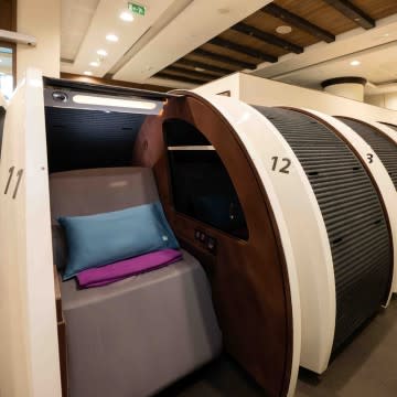 sleep 'n fly, Dubai Airport, Concourse A Igloo Pods, Chair