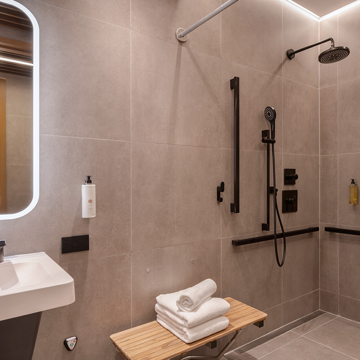 Bathroom with shower at Sleepover LIM 