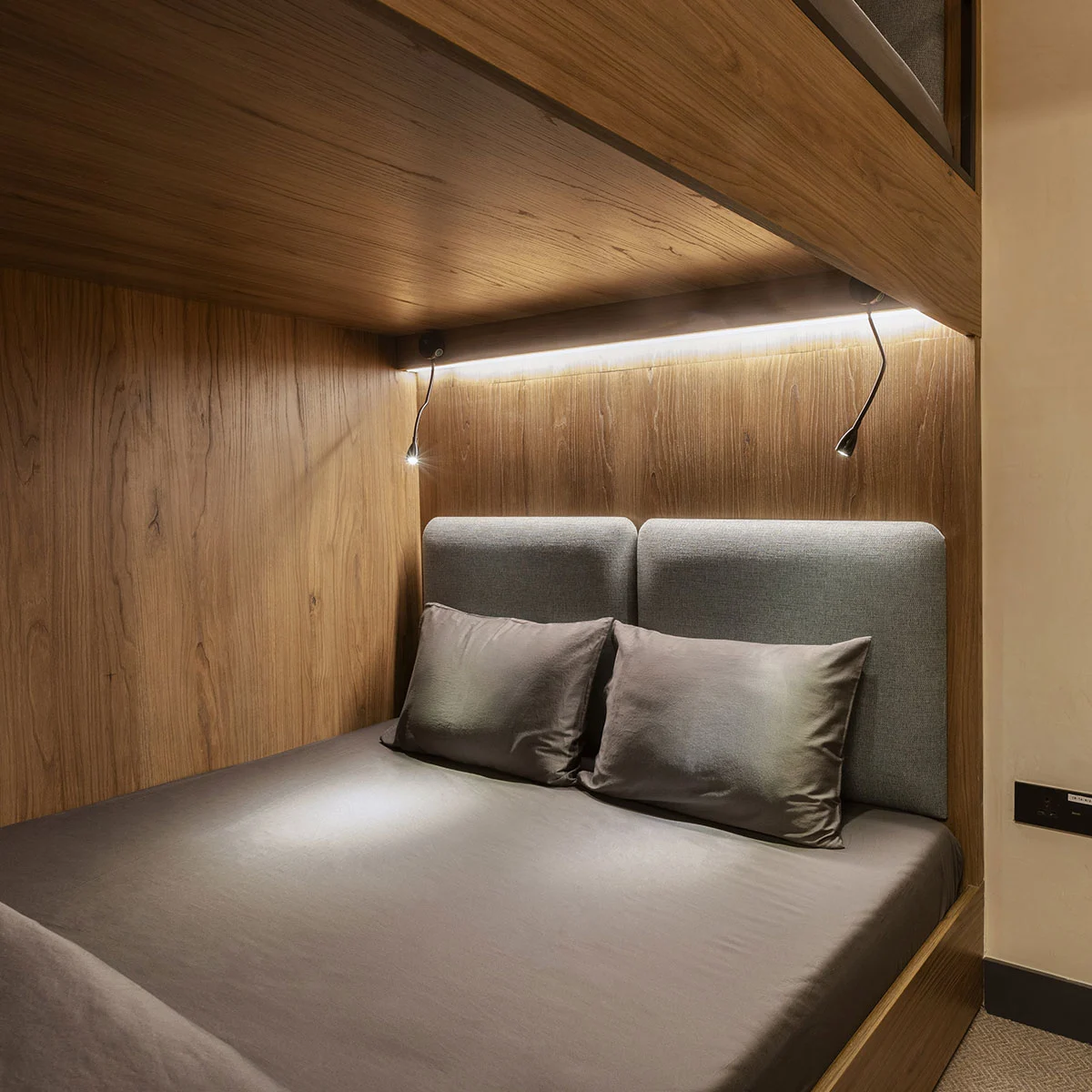 Sleepover Lima Airport, Double Cabin, wooden bed frame