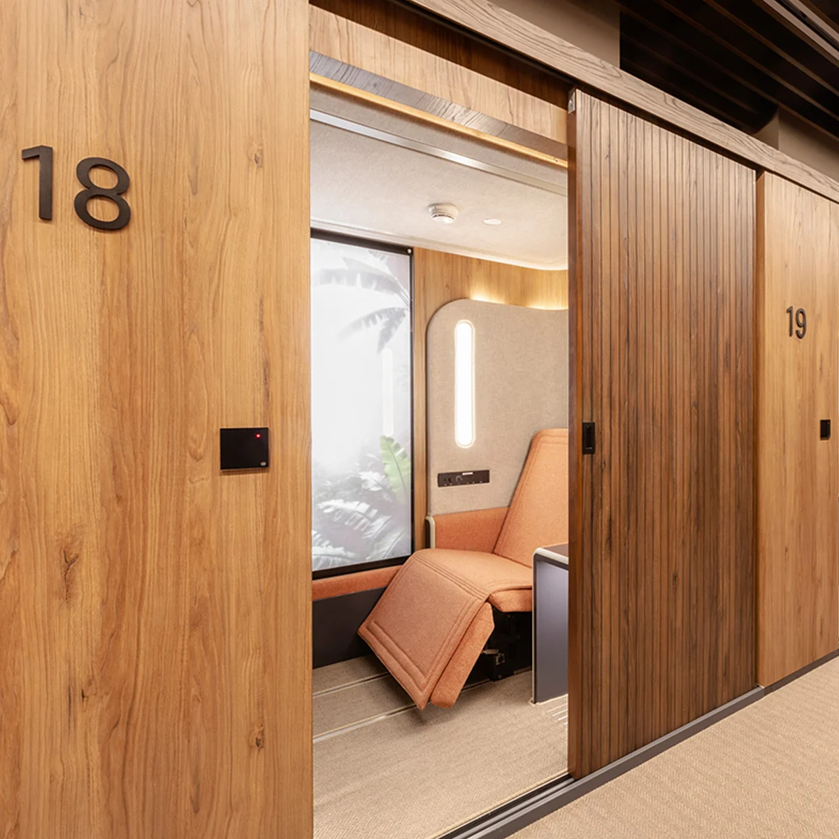 Sleepover LIM aiport sleeping pod