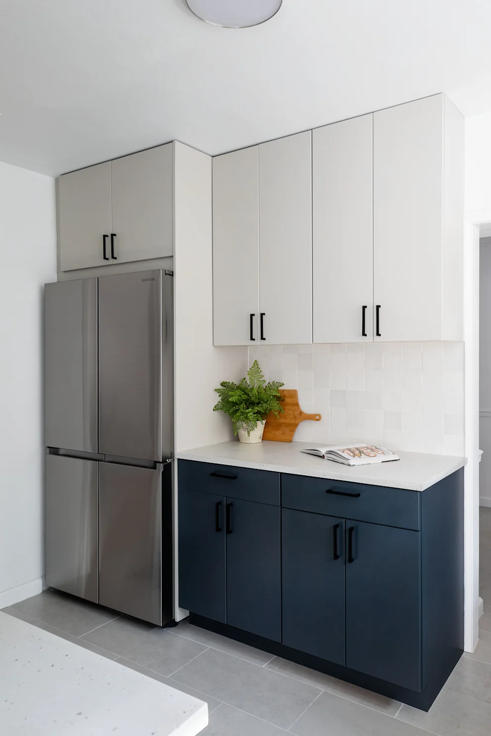 Two-colored cabinets - white and dark navy