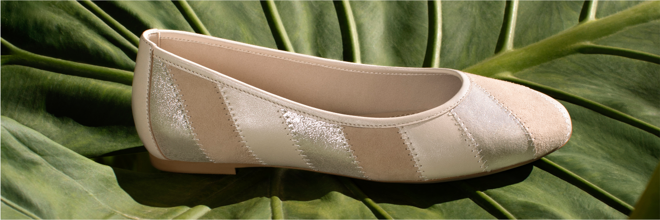 Beigekleurige ballerina schoen met metallic streeppatroon op groen fluwelen vulling met plooien