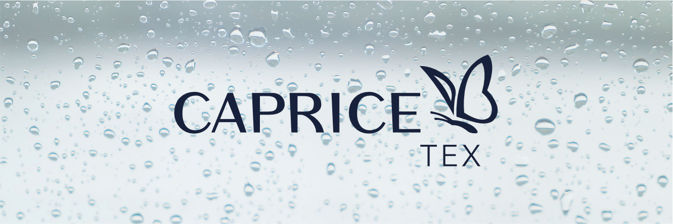 Caprice Tex Logo mit Schmetterling-Symbol auf blaugrauem Hintergrund mit Wassertropfen