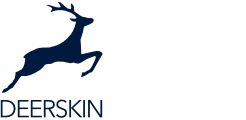 Logo del cervo blu scuro sopra la scritta "DEERSKIN" su sfondo bianco