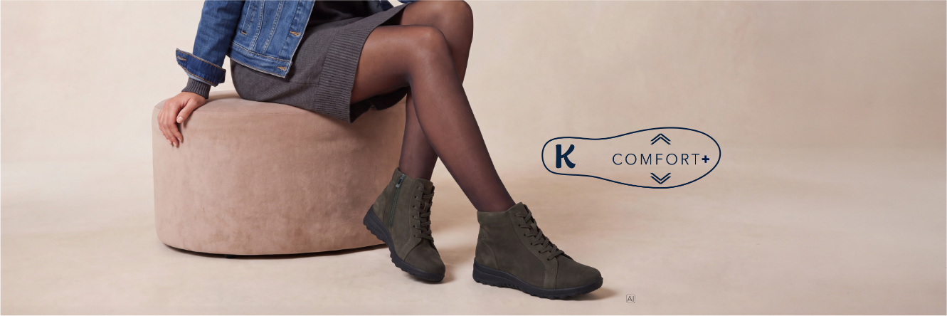 Grafik mit Einlegesohlen-Symbol und Schriftzug „K COMFORT+“ neben einem Paar brauner Komfort-Sneaker mit breiter Passform und heller Sohle.