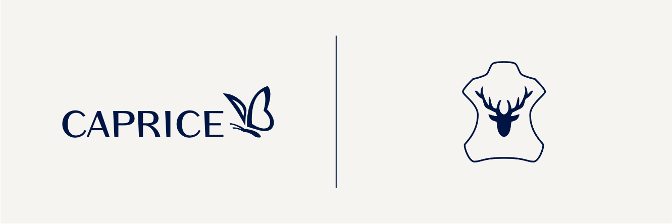 Logo mit Schriftzug CAPRICE und Schmetterling links, rechts Hirschkopf-Silhouette auf Fellform, dunkelblau auf beigem Grund