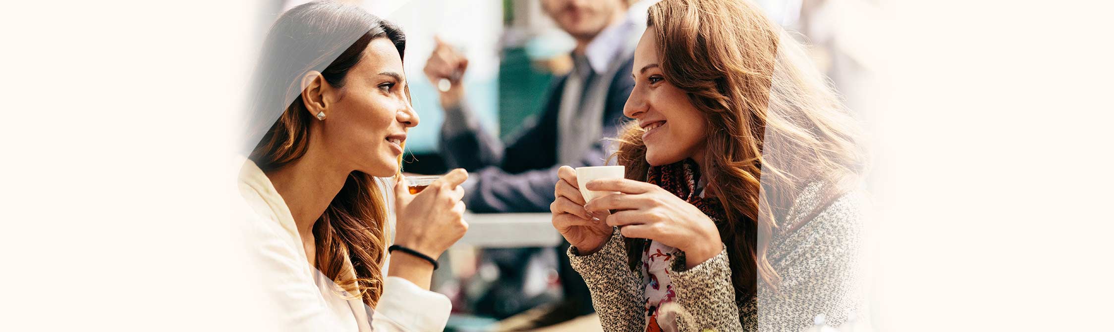 Zwei Freundinnen beim Gespräch im Café