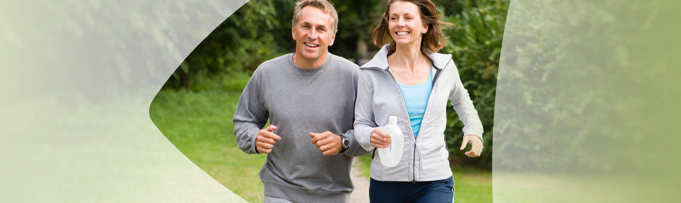 Zwei Jogger laufen durch den Park