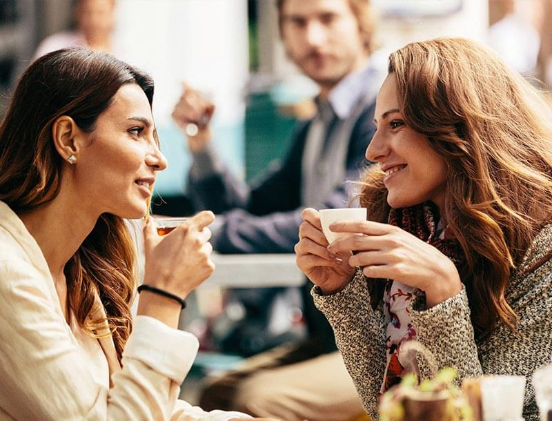 Zwei Freundinnen beim Gespräch im Café